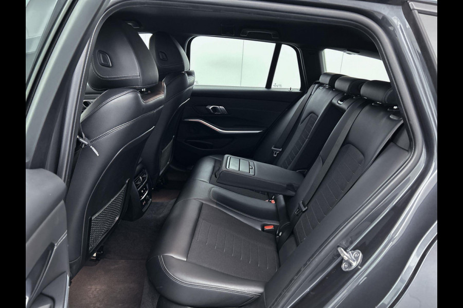BMW 3 Serie Touring 330i Introduction Executive Edition SPORT LINE (NL-auto, Dealer OnderH, Trekhaak, Navi Pro, PDC V+A, Etc)
