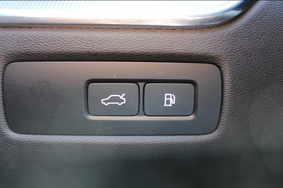 Volvo XC60 2.0 T6 Plug-in hybrid AWD Plus Dark Long range / Adaptieve cruise control / Panoramadak / Apple carplay / Parkeersensoren met 360 camera / Elektrische achterklep / Elektrische stoelen met geheugen / Stoel en stuurwielverwarming