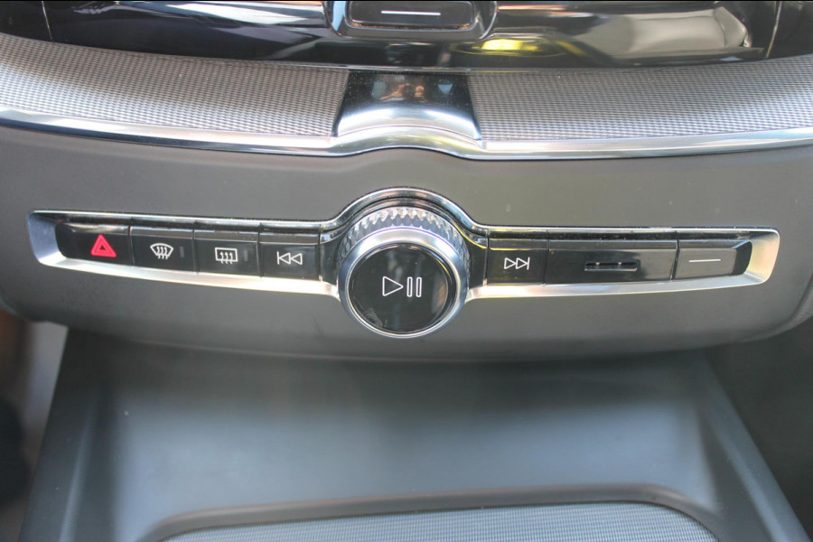 Volvo XC60 2.0 T6 Plug-in hybrid AWD Plus Dark Long range / Adaptieve cruise control / Panoramadak / Apple carplay / Parkeersensoren met 360 camera / Elektrische achterklep / Elektrische stoelen met geheugen / Stoel en stuurwielverwarming