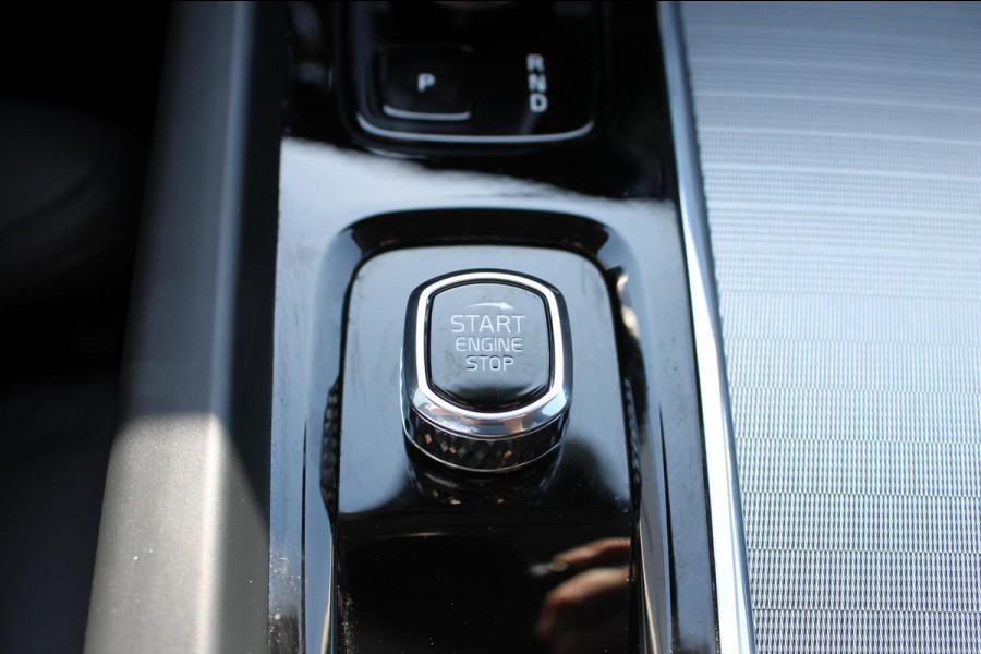 Volvo XC60 2.0 T6 Plug-in hybrid AWD Plus Dark Long range / Adaptieve cruise control / Panoramadak / Apple carplay / Parkeersensoren met 360 camera / Elektrische achterklep / Elektrische stoelen met geheugen / Stoel en stuurwielverwarming