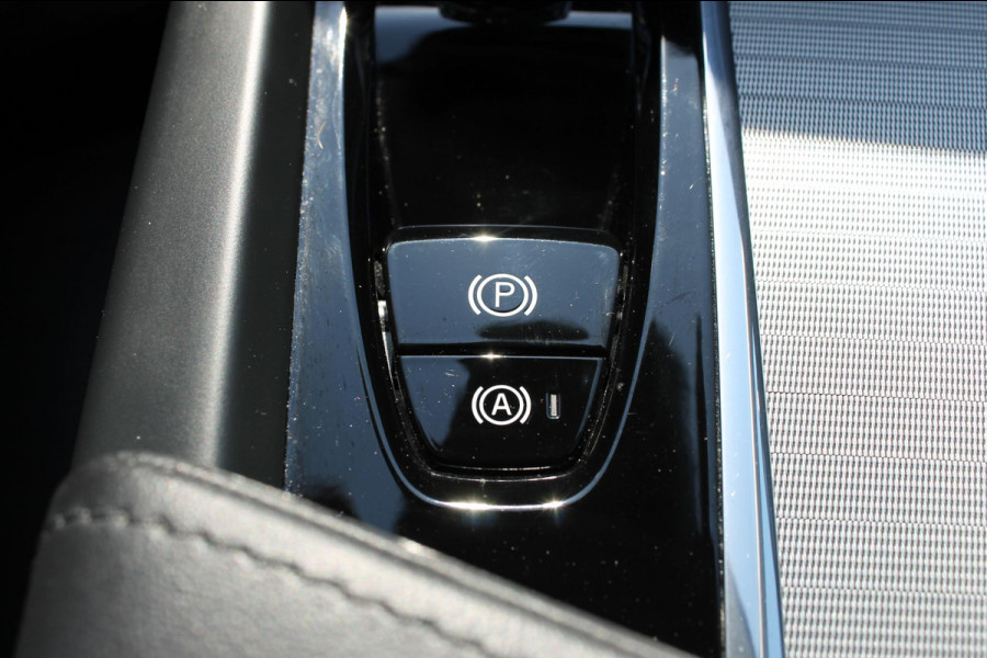 Volvo XC60 2.0 T6 Plug-in hybrid AWD Plus Dark Long range / Adaptieve cruise control / Panoramadak / Apple carplay / Parkeersensoren met 360 camera / Elektrische achterklep / Elektrische stoelen met geheugen / Stoel en stuurwielverwarming