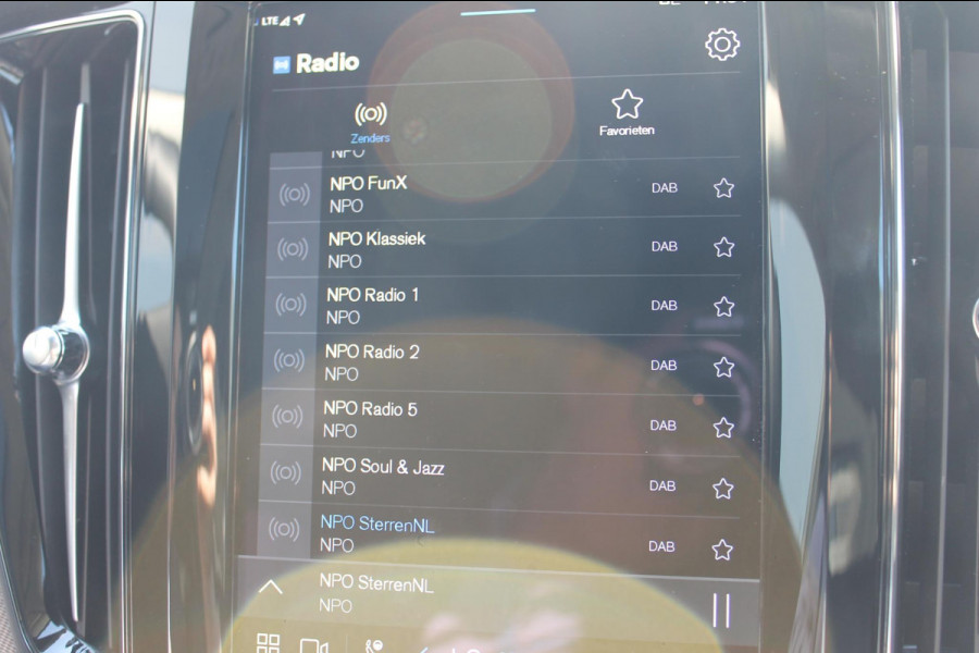 Volvo XC60 2.0 T6 Plug-in hybrid AWD Plus Dark Long range / Adaptieve cruise control / Panoramadak / Apple carplay / Parkeersensoren met 360 camera / Elektrische achterklep / Elektrische stoelen met geheugen / Stoel en stuurwielverwarming