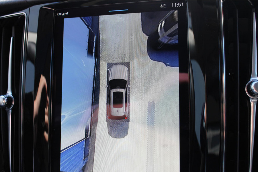 Volvo XC60 2.0 T6 Plug-in hybrid AWD Plus Dark Long range / Adaptieve cruise control / Panoramadak / Apple carplay / Parkeersensoren met 360 camera / Elektrische achterklep / Elektrische stoelen met geheugen / Stoel en stuurwielverwarming