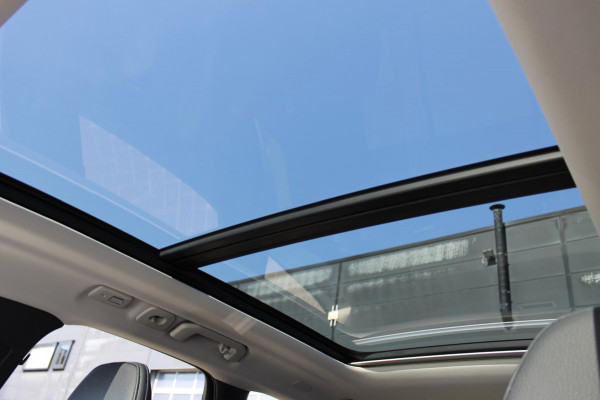 Volvo XC60 2.0 T6 Plug-in hybrid AWD Plus Dark Long range / Adaptieve cruise control / Panoramadak / Apple carplay / Parkeersensoren met 360 camera / Elektrische achterklep / Elektrische stoelen met geheugen / Stoel en stuurwielverwarming