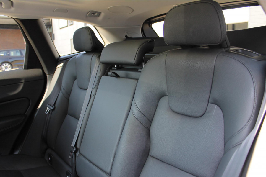 Volvo XC60 2.0 T6 Plug-in hybrid AWD Plus Dark Long range / Adaptieve cruise control / Panoramadak / Apple carplay / Parkeersensoren met 360 camera / Elektrische achterklep / Elektrische stoelen met geheugen / Stoel en stuurwielverwarming