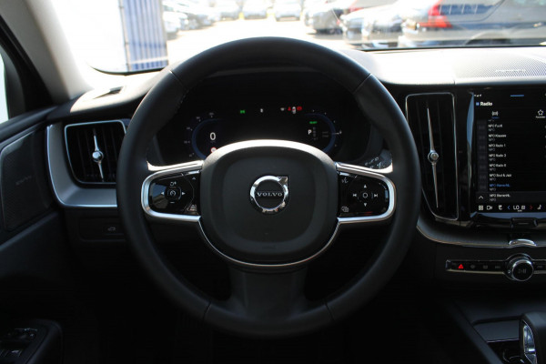 Volvo XC60 2.0 T6 Plug-in hybrid AWD Plus Dark Long range / Adaptieve cruise control / Panoramadak / Apple carplay / Parkeersensoren met 360 camera / Elektrische achterklep / Elektrische stoelen met geheugen / Stoel en stuurwielverwarming
