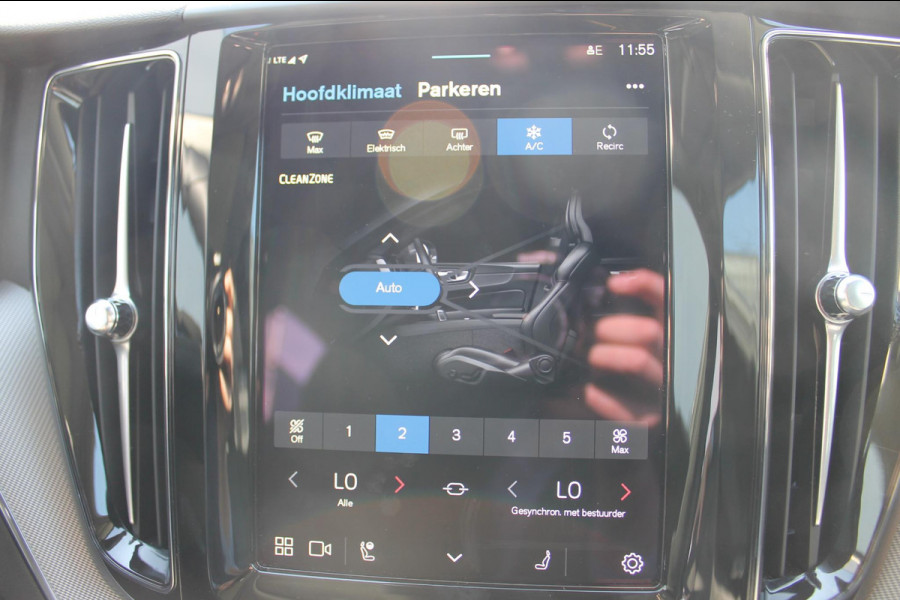Volvo XC60 2.0 T6 Plug-in hybrid AWD Plus Dark Long range / Adaptieve cruise control / Panoramadak / Apple carplay / Parkeersensoren met 360 camera / Elektrische achterklep / Elektrische stoelen met geheugen / Stoel en stuurwielverwarming