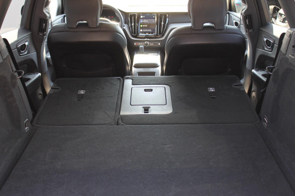 Volvo XC60 2.0 T6 Plug-in hybrid AWD Plus Dark Long range / Adaptieve cruise control / Panoramadak / Apple carplay / Parkeersensoren met 360 camera / Elektrische achterklep / Elektrische stoelen met geheugen / Stoel en stuurwielverwarming