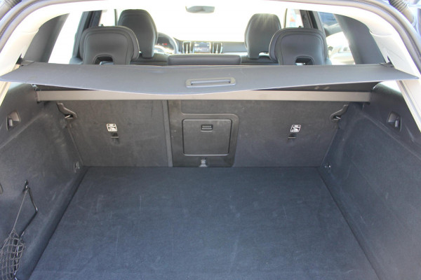 Volvo XC60 2.0 T6 Plug-in hybrid AWD Plus Dark Long range / Adaptieve cruise control / Panoramadak / Apple carplay / Parkeersensoren met 360 camera / Elektrische achterklep / Elektrische stoelen met geheugen / Stoel en stuurwielverwarming