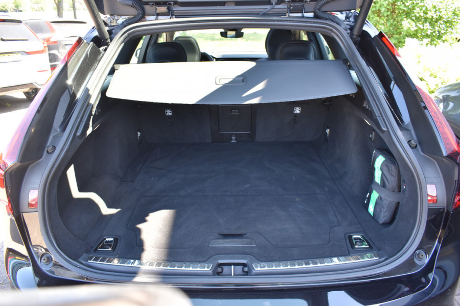 Volvo V90 T8 390PK AWD R-Design HUD | H&K | Trekhaak | Luchtvering | 360 camera | 19"LMV