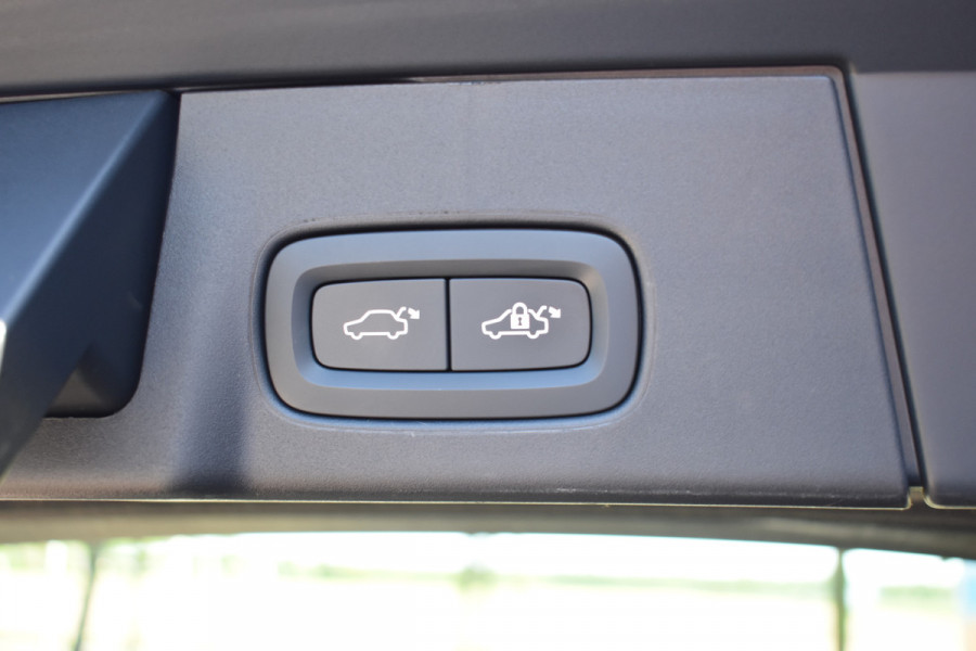 Volvo V90 T8 390PK AWD R-Design HUD | H&K | Trekhaak | Luchtvering | 360 camera | 19"LMV