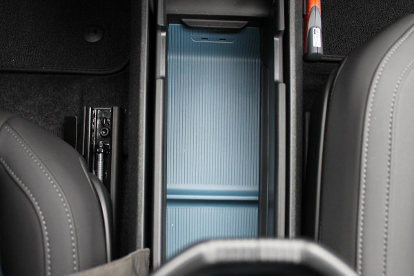 Volvo EX30 Single Motor Extended Range Plus 69 kWh Google services / Adaptieve cruise control / Blis / Parkeersensoren voor en achter met parkeercamera / Getinte ramen