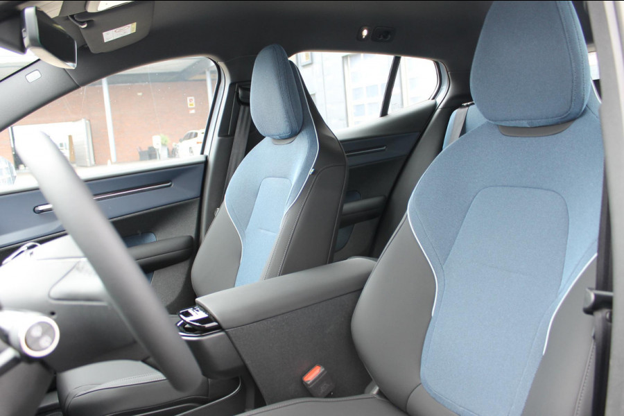 Volvo EX30 Single Motor Extended Range Plus 69 kWh Google services / Adaptieve cruise control / Blis / Parkeersensoren voor en achter met parkeercamera / Getinte ramen