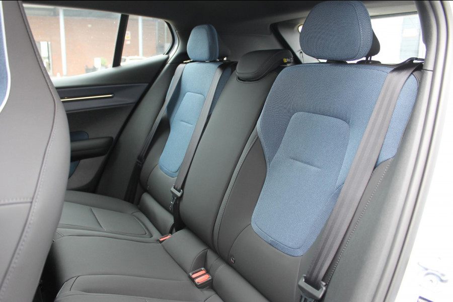 Volvo EX30 Single Motor Extended Range Plus 69 kWh Google services / Adaptieve cruise control / Blis / Parkeersensoren voor en achter met parkeercamera / Getinte ramen