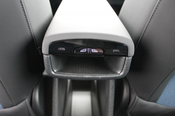 Volvo EX30 Single Motor Extended Range Plus 69 kWh Google services / Adaptieve cruise control / Blis / Parkeersensoren voor en achter met parkeercamera / Getinte ramen