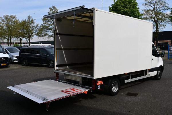 Mercedes-Benz Sprinter 514 CDI Bakwagen met NIEUWE laadklep Airco, MBUX, Geveerde stoel, Stoelverwarming Nieuwe Laadklep 1000kg 180cm Plateau