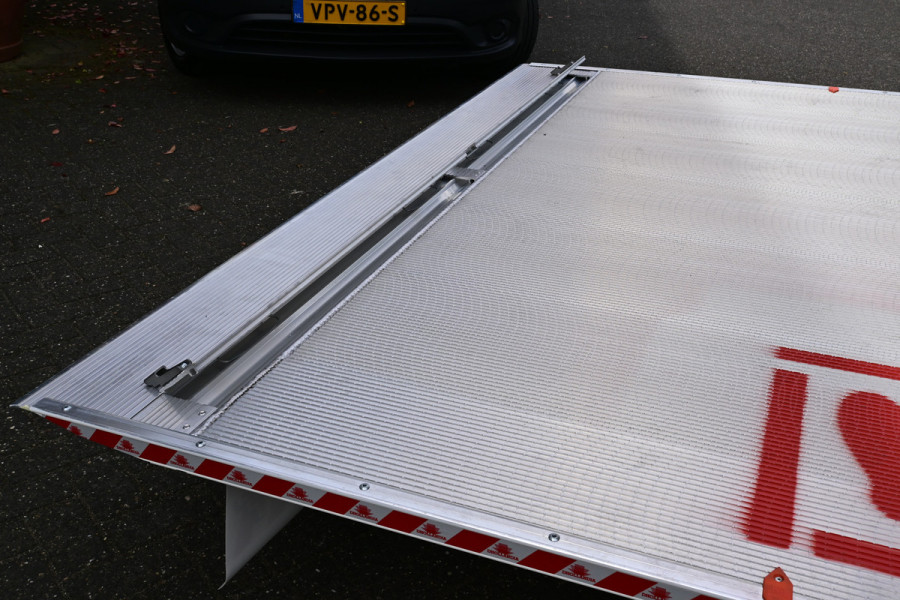Mercedes-Benz Sprinter 514 CDI Bakwagen met NIEUWE laadklep Airco, MBUX, Geveerde stoel, Stoelverwarming Nieuwe Laadklep 1000kg 180cm Plateau