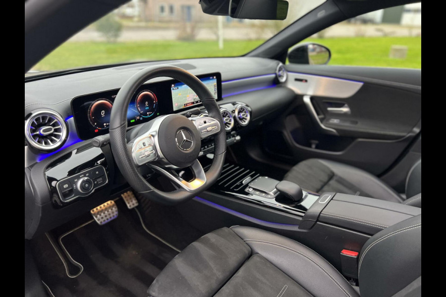 Mercedes-Benz CLA-Klasse 250 e AMG CLA250e Coupe Panoramadak|Keyless|Advanced sound|Sfeerverlichting|Night pakket