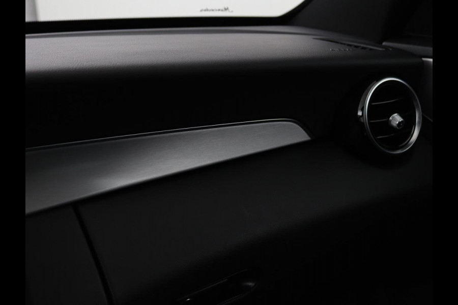 Mercedes-Benz C-Klasse 300de AMG | Head-Up | Adaptive cruise | Stoelverwarming | Carplay | Leder/Alcantara | Memory | Sfeerverlichting | Keyless | Navigatie