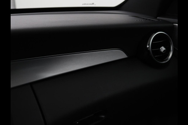Mercedes-Benz C-Klasse 300de AMG | Head-Up | Adaptive cruise | Stoelverwarming | Carplay | Leder/Alcantara | Memory | Sfeerverlichting | Keyless | Navigatie