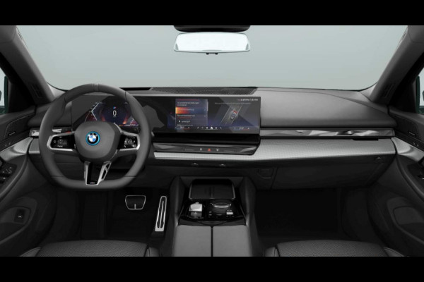 BMW 5 Serie Touring 550e xDrive M-Sport Pro - Pano - Onderstel Prof - Stoelventilatie - Head-up