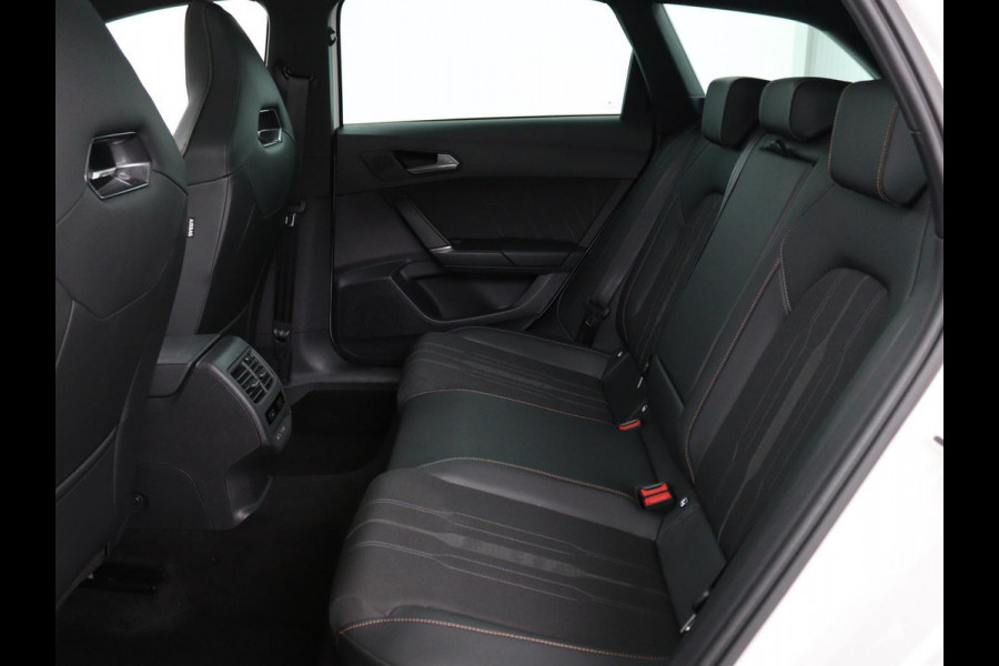 CUPRA Leon 1.4 e-Hybrid VZ Business Panoramadak | LED | CarPlay |  Sfeerverlichting | Stuur- en stoelverwarming | Camera | Adaptive Cruise | Dodehoek Detectie | LMV