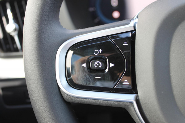 Volvo XC60 T6 Plug-in hybrid AWD Plus Black Edition Long Range / Panoramisch schuif-kanteldak / Google infotainment / 21" lichtmetalen velgen / Stoel en stuurwielverwarming