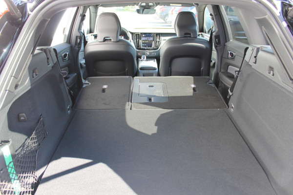 Volvo XC60 T6 Plug-in hybrid AWD Plus Black Edition Long Range / Panoramisch schuif-kanteldak / Google infotainment / 21" lichtmetalen velgen / Stoel en stuurwielverwarming