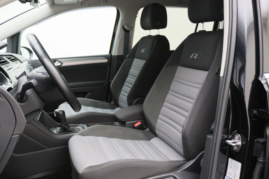 Volkswagen Touran 1.5 TSI DSG Highline Business R 7p Climate, ACC, Stoelverwarming, Elektrische Achterklep, Trekhaak, 18''