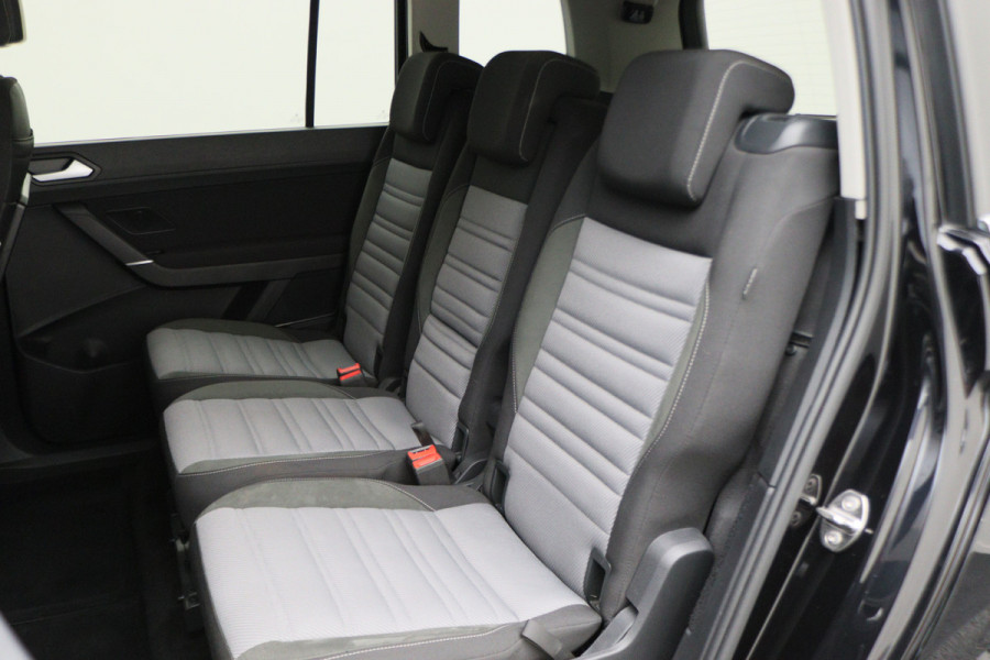 Volkswagen Touran 1.5 TSI DSG Highline Business R 7p Climate, ACC, Stoelverwarming, Elektrische Achterklep, Trekhaak, 18''