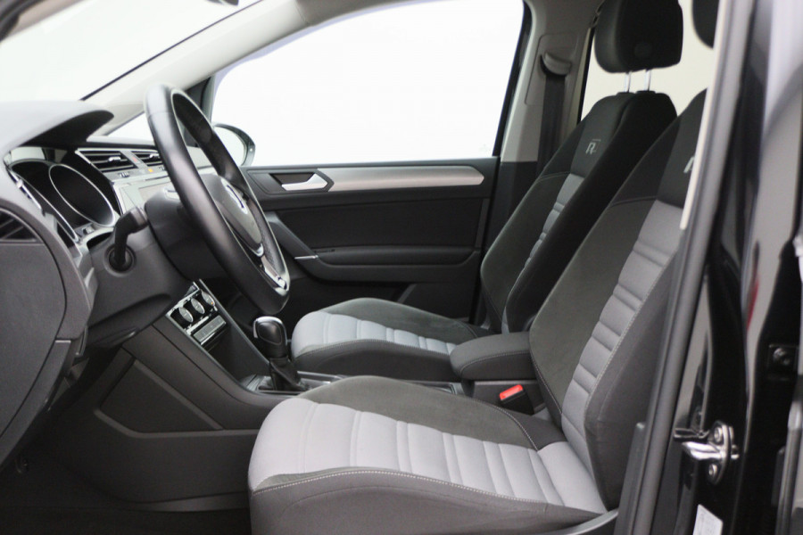 Volkswagen Touran 1.5 TSI DSG Highline Business R 7p Climate, ACC, Stoelverwarming, Elektrische Achterklep, Trekhaak, 18''