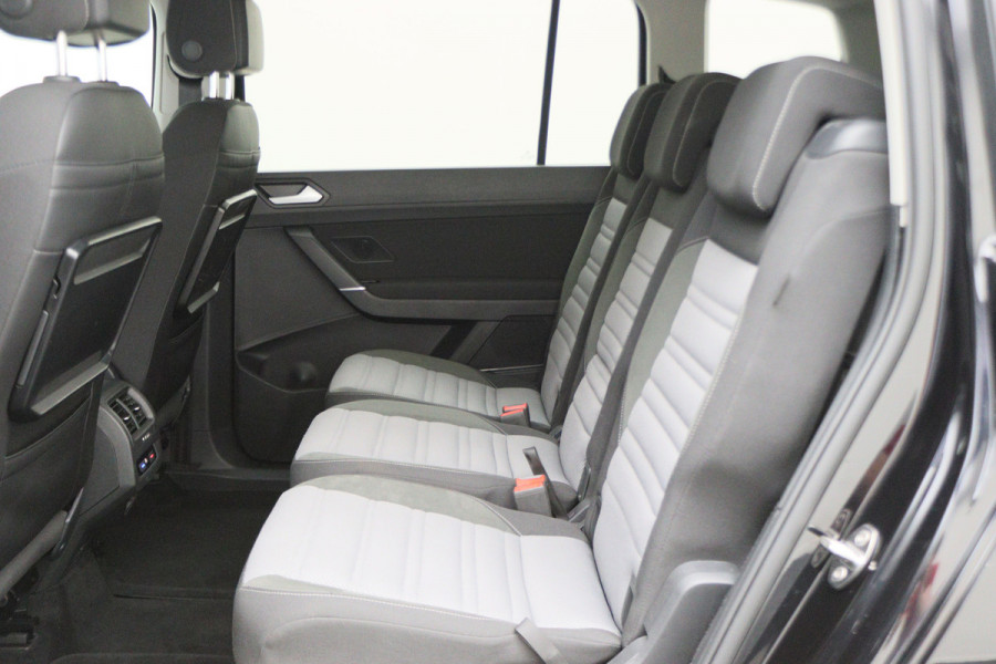 Volkswagen Touran 1.5 TSI DSG Highline Business R 7p Climate, ACC, Stoelverwarming, Elektrische Achterklep, Trekhaak, 18''