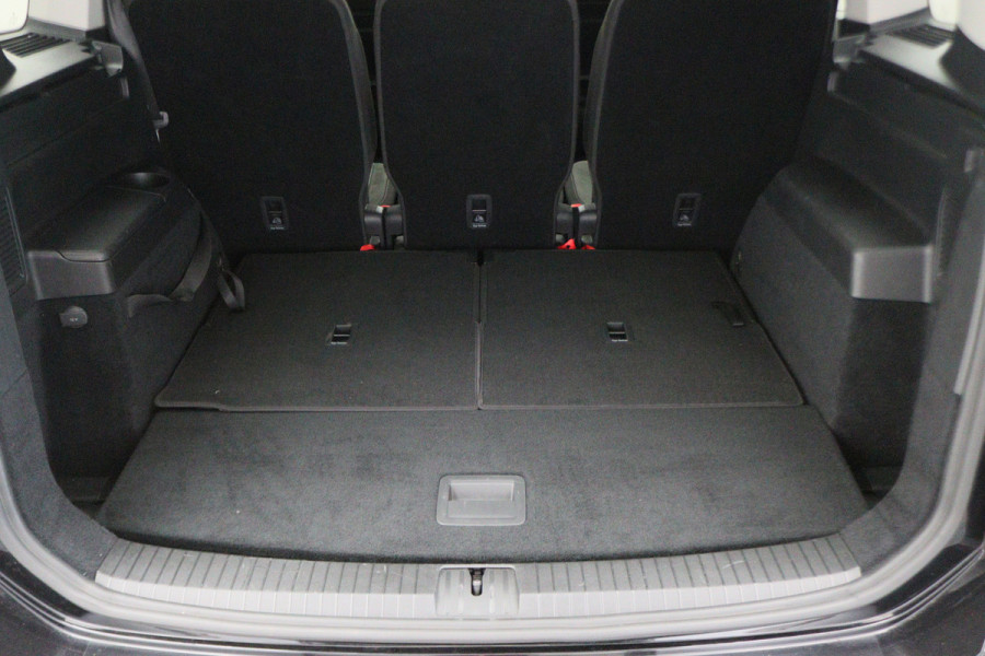 Volkswagen Touran 1.5 TSI DSG Highline Business R 7p Climate, ACC, Stoelverwarming, Elektrische Achterklep, Trekhaak, 18''