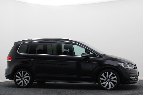 Volkswagen Touran 1.5 TSI DSG Highline Business R 7p Climate, ACC, Stoelverwarming, Elektrische Achterklep, Trekhaak, 18''