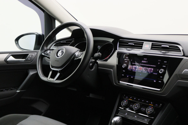 Volkswagen Touran 1.5 TSI DSG Highline Business R 7p Climate, ACC, Stoelverwarming, Elektrische Achterklep, Trekhaak, 18''