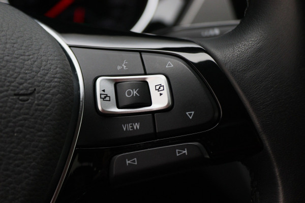 Volkswagen Touran 1.5 TSI DSG Highline Business R 7p Climate, ACC, Stoelverwarming, Elektrische Achterklep, Trekhaak, 18''