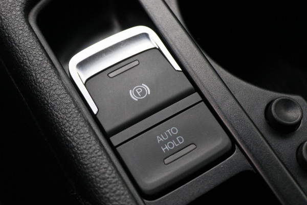 Volkswagen Touran 1.5 TSI DSG Highline Business R 7p Climate, ACC, Stoelverwarming, Elektrische Achterklep, Trekhaak, 18''