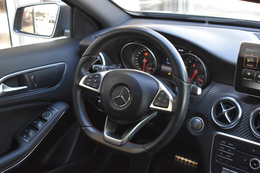Mercedes-Benz A-Klasse 180 Business Solution AMG Automaat / Navigatie / Sportstoelen + verwarming  / Camera / 18" LM