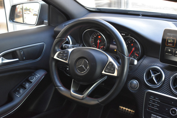 Mercedes-Benz A-Klasse 180 Business Solution AMG Automaat / Navigatie / Sportstoelen + verwarming  / Camera / 18" LM