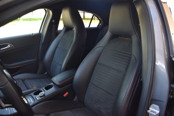 Mercedes-Benz A-Klasse 180 Business Solution AMG Automaat / Navigatie / Sportstoelen + verwarming  / Camera / 18" LM