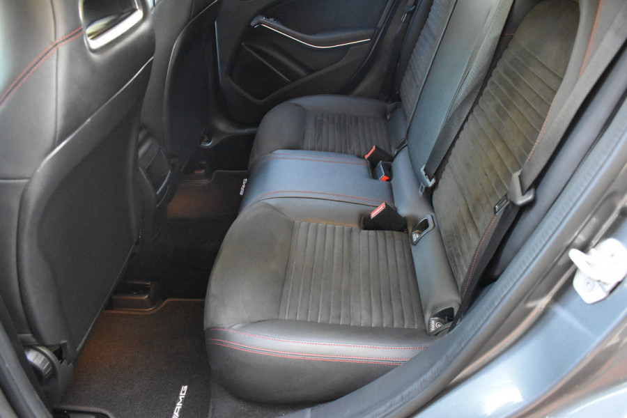 Mercedes-Benz A-Klasse 180 Business Solution AMG Automaat / Navigatie / Sportstoelen + verwarming  / Camera / 18" LM