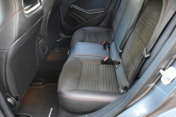 Mercedes-Benz A-Klasse 180 Business Solution AMG Automaat / Navigatie / Sportstoelen + verwarming  / Camera / 18" LM