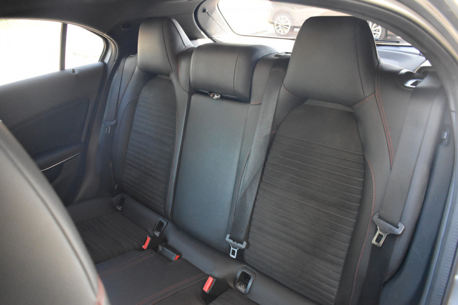 Mercedes-Benz A-Klasse 180 Business Solution AMG Automaat / Navigatie / Sportstoelen + verwarming  / Camera / 18" LM