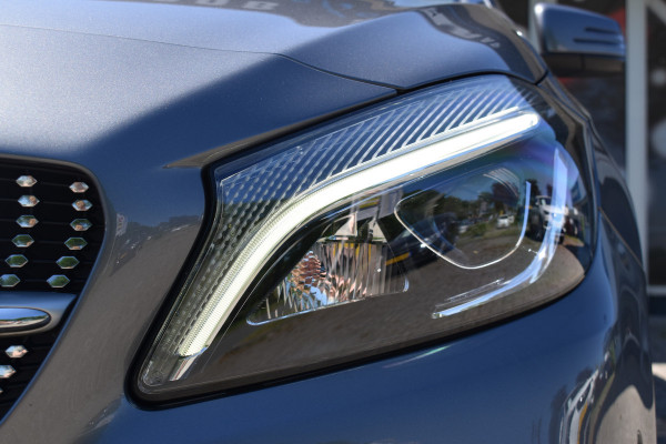 Mercedes-Benz A-Klasse 180 Business Solution AMG Automaat / Navigatie / Sportstoelen + verwarming  / Camera / 18" LM