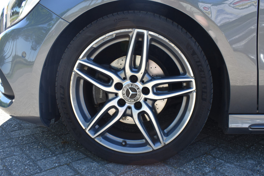 Mercedes-Benz A-Klasse 180 Business Solution AMG Automaat / Navigatie / Sportstoelen + verwarming  / Camera / 18" LM