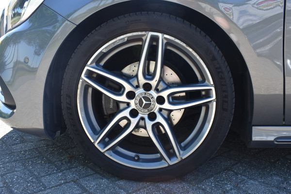 Mercedes-Benz A-Klasse 180 Business Solution AMG Automaat / Navigatie / Sportstoelen + verwarming  / Camera / 18" LM