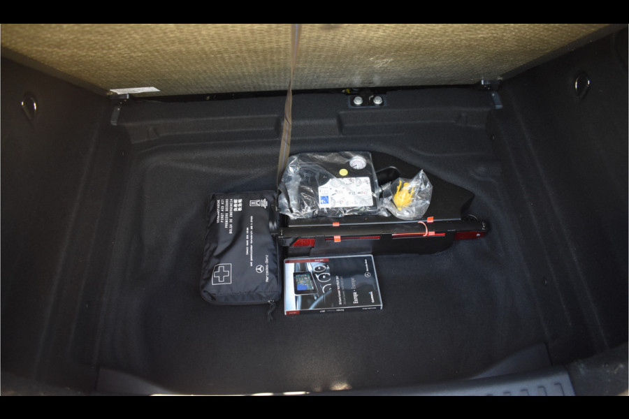 Mercedes-Benz A-Klasse 180 Business Solution AMG Automaat / Navigatie / Sportstoelen + verwarming  / Camera / 18" LM