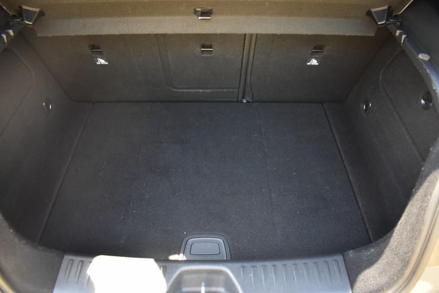 Mercedes-Benz A-Klasse 180 Business Solution AMG Automaat / Navigatie / Sportstoelen + verwarming  / Camera / 18" LM