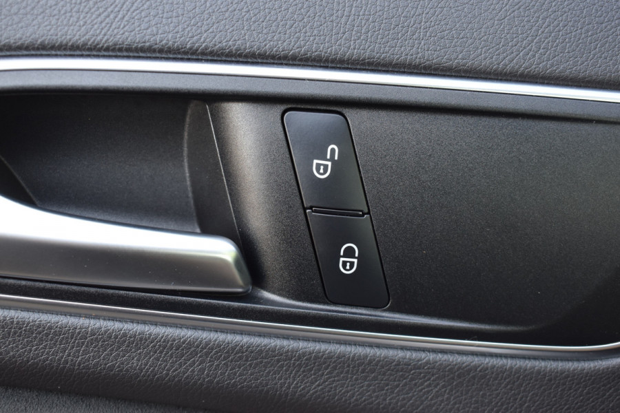 Mercedes-Benz A-Klasse 180 Business Solution AMG Automaat / Navigatie / Sportstoelen + verwarming  / Camera / 18" LM