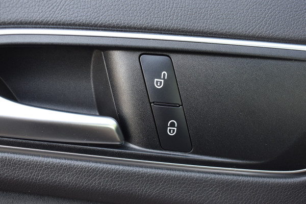 Mercedes-Benz A-Klasse 180 Business Solution AMG Automaat / Navigatie / Sportstoelen + verwarming  / Camera / 18" LM